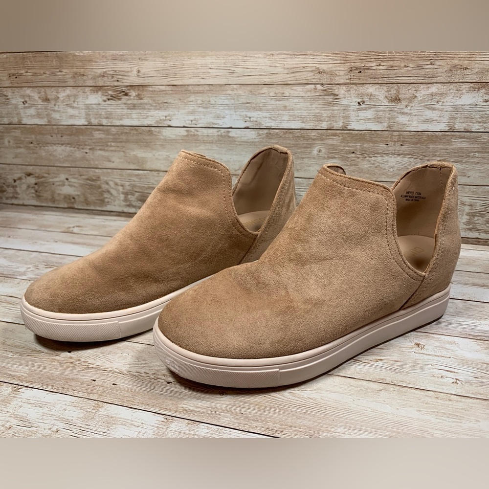 Cushionaire Hero Hidden Wedge Sneaker Brown Suede-like Size 7.5
